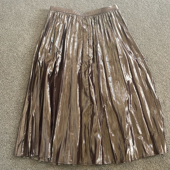Gold pleated midi skirt from Gap. Barely worn. - Picture 1 of 2